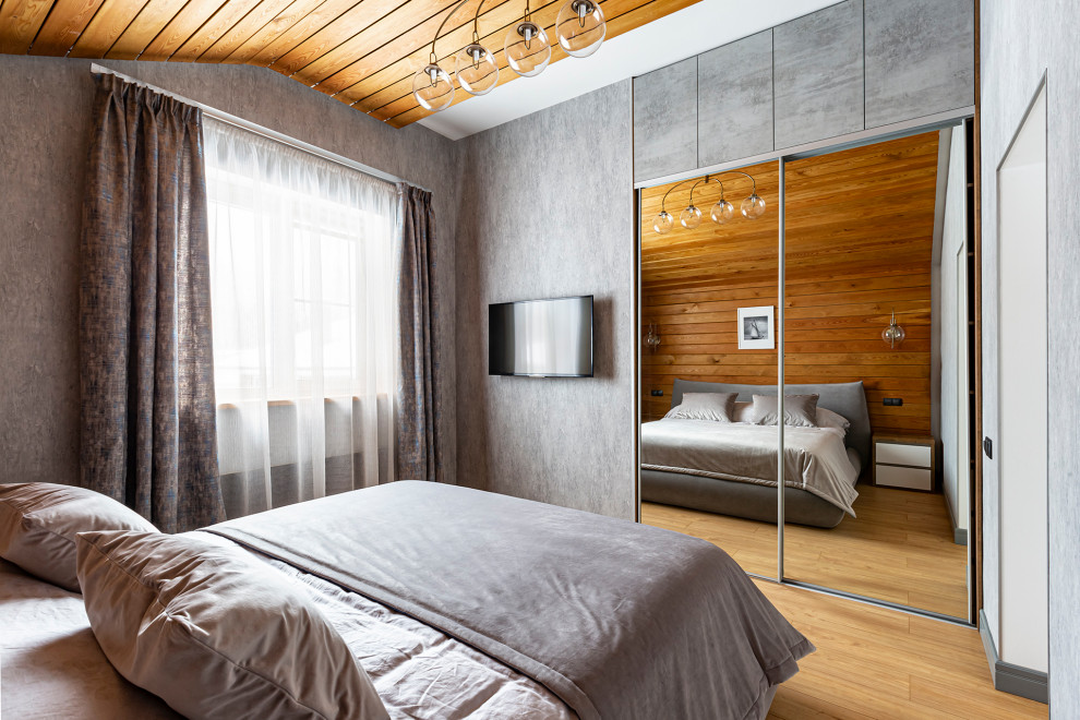 Idee per una piccola camera da letto contemporanea con pareti grigie, pavimento in laminato, pavimento giallo, soffitto in perlinato e pareti in legno