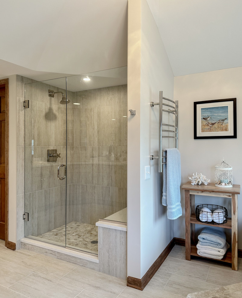 Esempio di una grande stanza da bagno padronale chic con ante in stile shaker, ante in legno chiaro, vasca ad angolo, top bianco, due lavabi e mobile bagno incassato