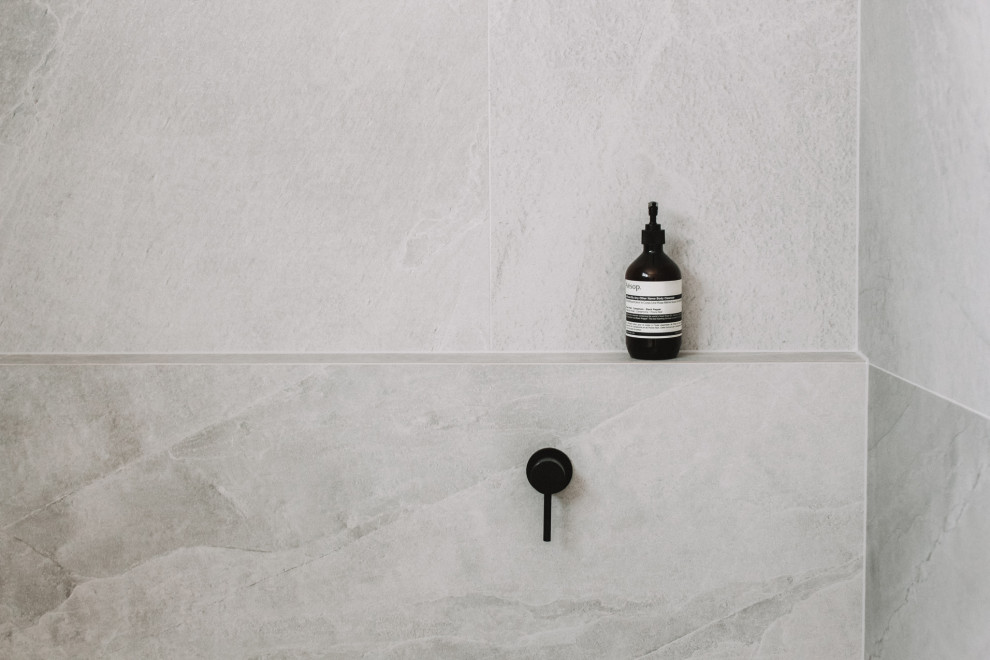 This is an example of a modern bathroom in Gold Coast - Tweed.