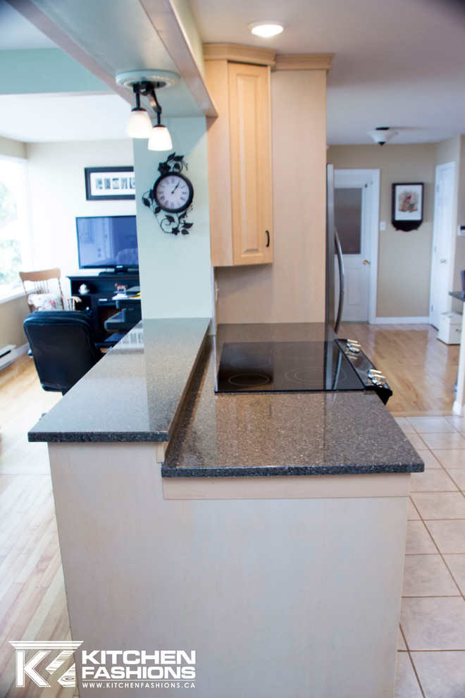 Example of a large trendy u-shaped porcelain tile eat-in kitchen design with an undermount sink, raised-panel cabinets, light wood cabinets, quartzite countertops, multicolored backsplash, porcelain backsplash, stainless steel appliances and a peninsula