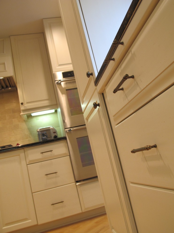 Inspiration for a mid-sized transitional kitchen remodel in Chicago