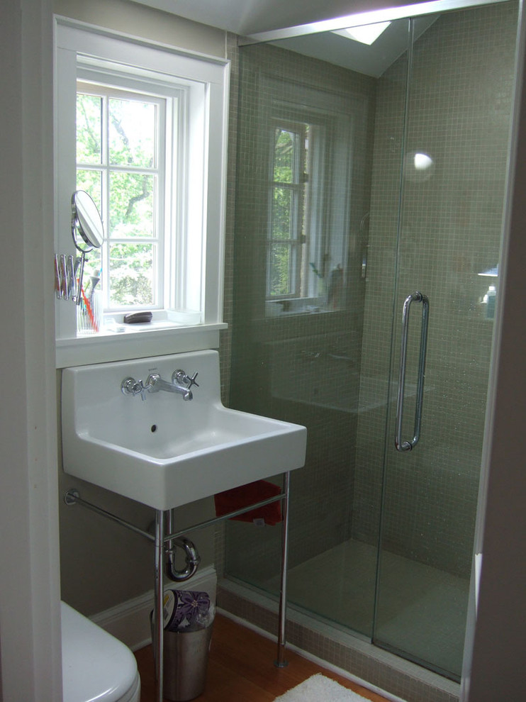 Small traditional 3/4 bathroom in New York with a console sink, a corner shower, a two-piece toilet, ceramic tile, beige walls, light hardwood floors and gray tile.