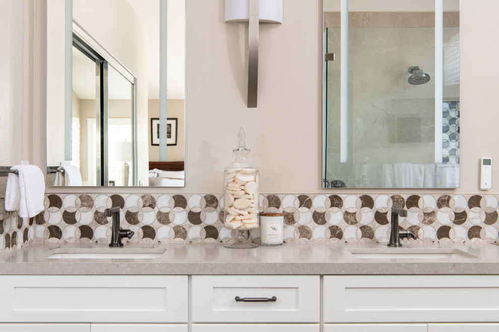 Klassisk inredning av ett litet grå grått en-suite badrum, med luckor med infälld panel, vita skåp, ett fristående badkar, en dusch i en alkov, beige kakel, porslinskakel, beige väggar, marmorgolv, ett nedsänkt handfat, bänkskiva i kvarts, grått golv och dusch med gångjärnsdörr