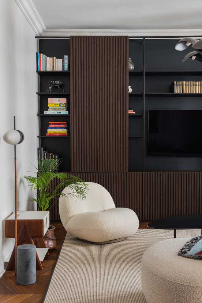 Ispirazione per un grande soggiorno design aperto con libreria, TV nascosta e pavimento marrone