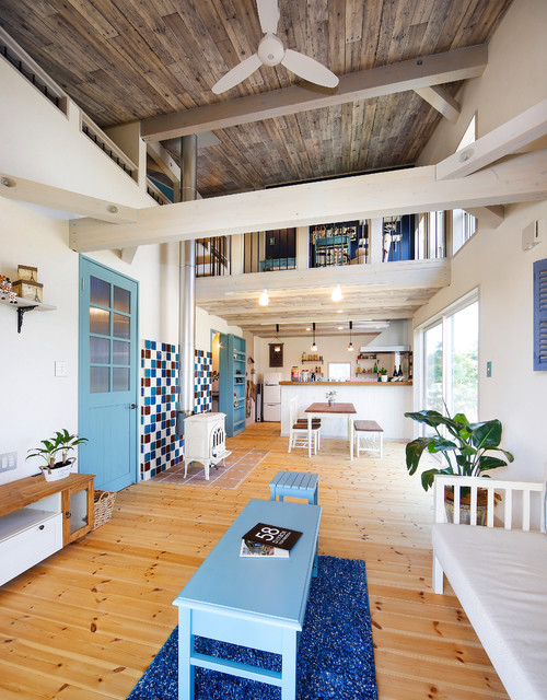 ロフト空間まで見渡すことができる天井の高い部屋。奥のキッチンまでホワイトとブルーそして木目という色で統一感がある仕上がりですね。