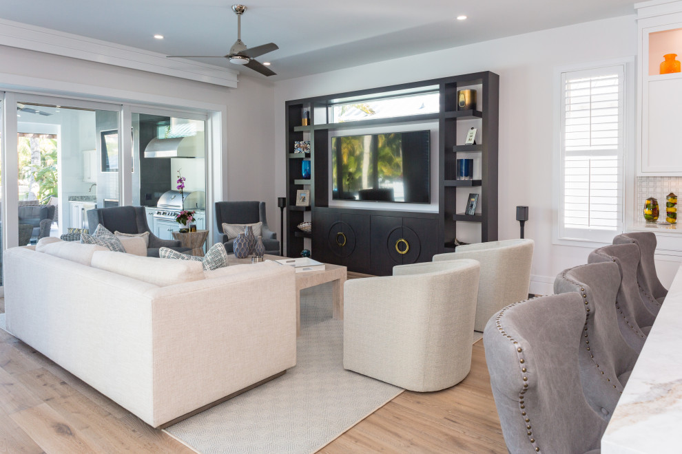 Immagine di un soggiorno minimal di medie dimensioni e aperto con pareti grigie, parete attrezzata e pavimento bianco