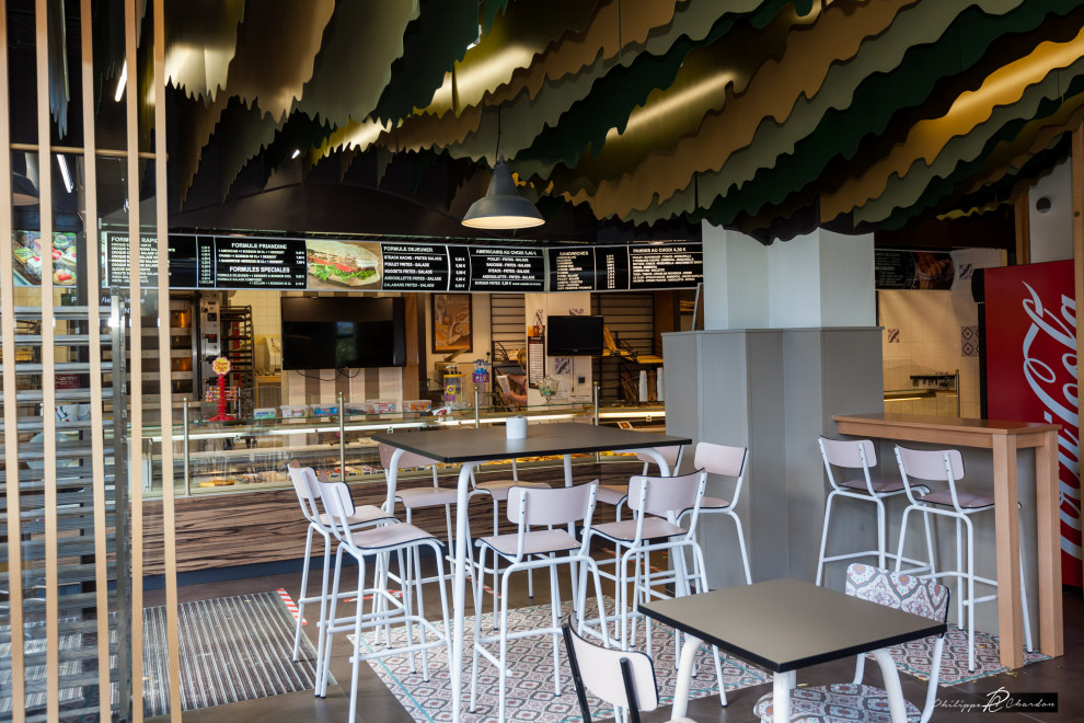 Idéer för en stor modern matplats med öppen planlösning, med bruna väggar, klinkergolv i keramik och svart golv