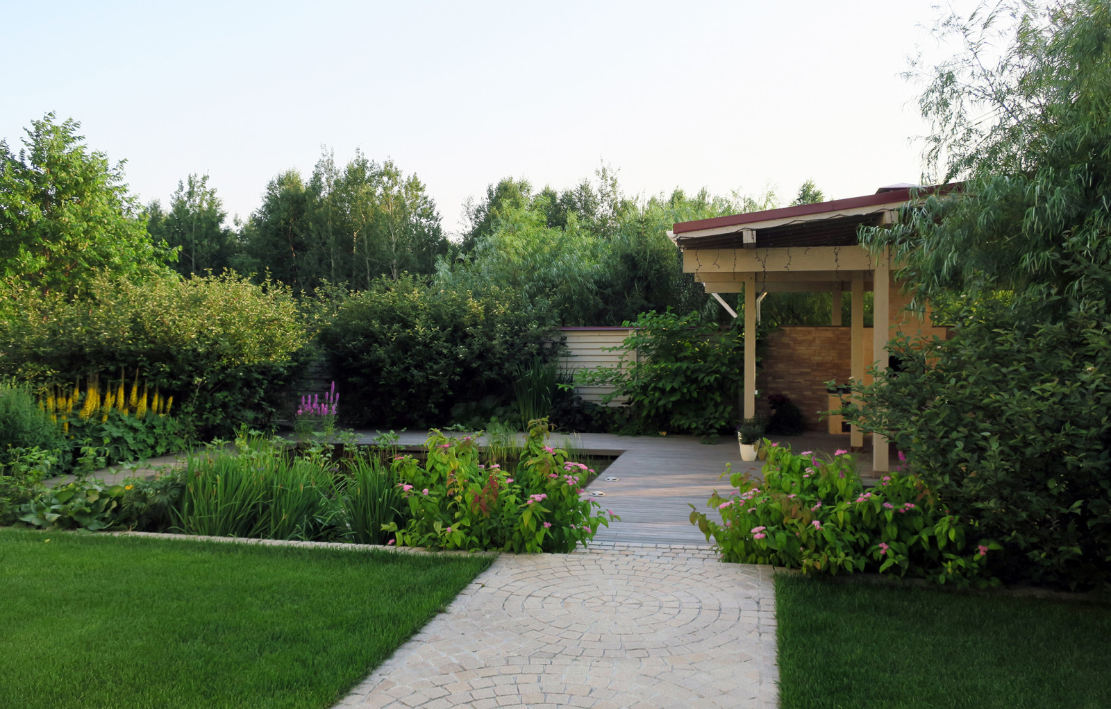 Сад с геометричным водоемом