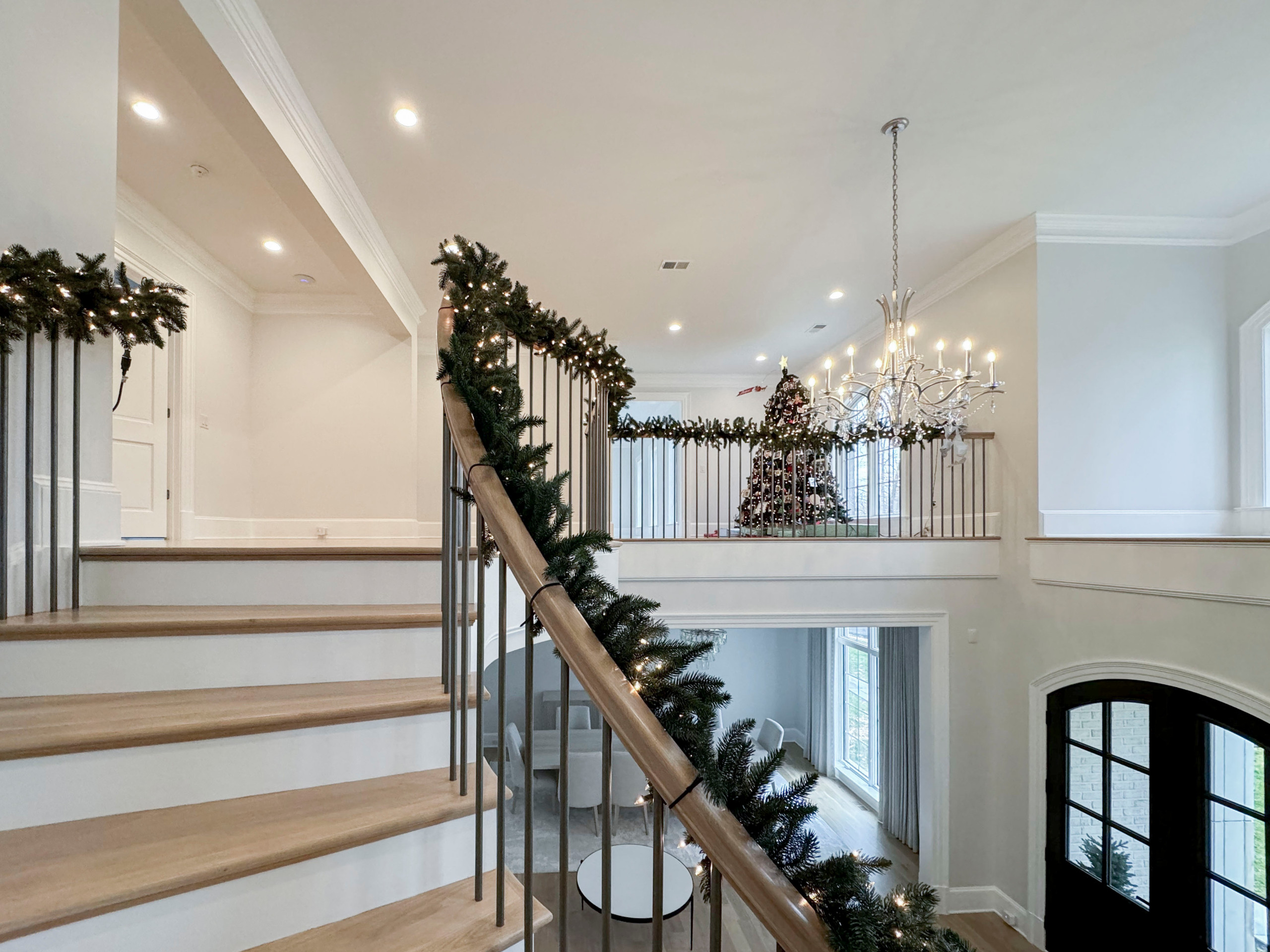 116_Elegant & Eye-catching Curved Staircase, Leesburg VA 20175
