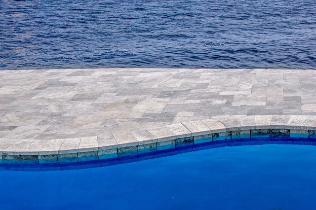 Silver Travertine Pavers montagne-terrasse-en-bois