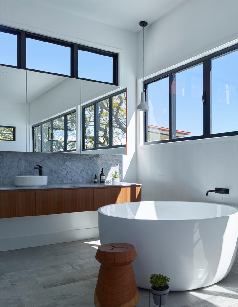 Contemporary bathroom in Brisbane.