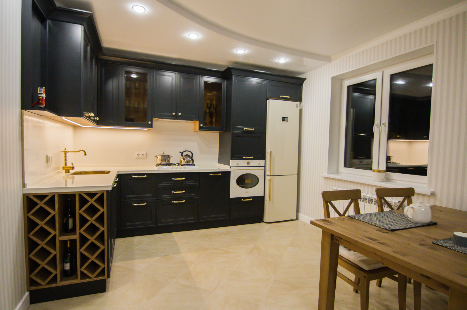 Черная кухня в стиле неоклассика