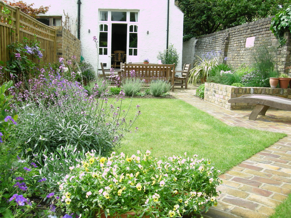 Photo of a farmhouse garden in Surrey.