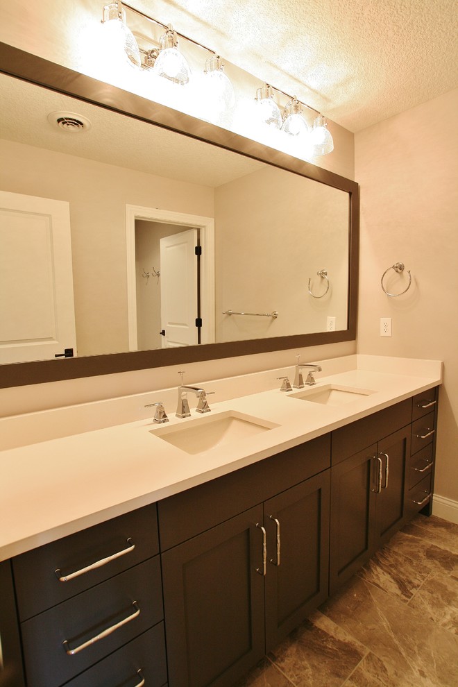 Example of a transitional bathroom design in Chicago
