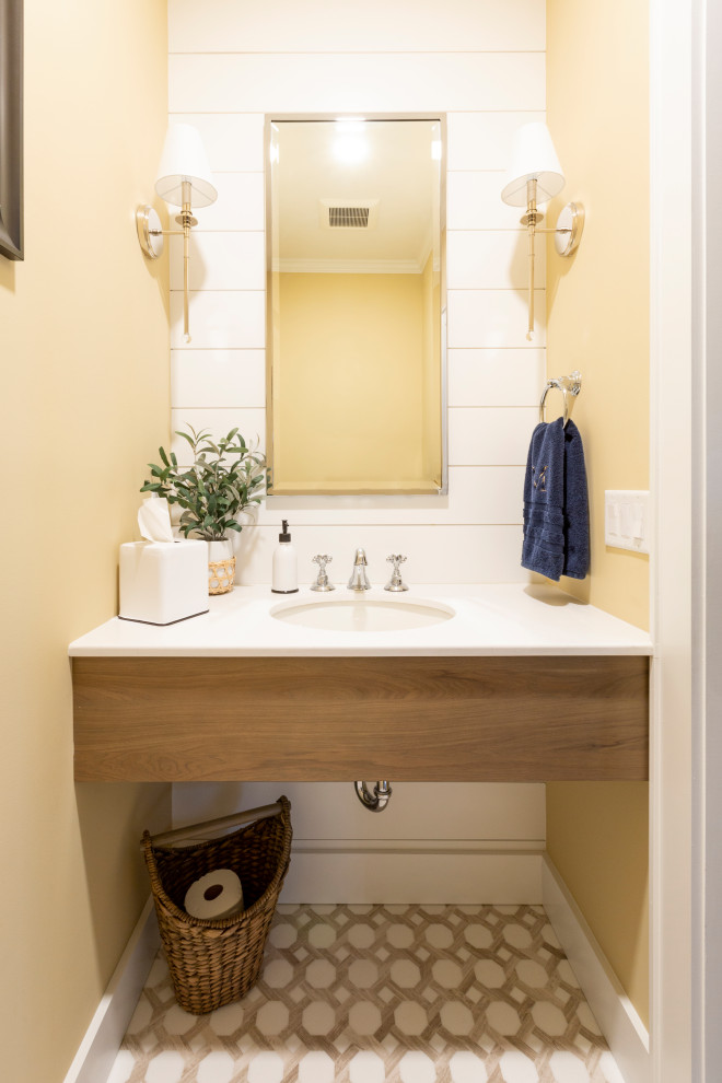 Inspiration pour un petit WC et toilettes traditionnel avec un mur jaune, un lavabo encastré, un plan de toilette en quartz modifié, un plan de toilette blanc et meuble-lavabo suspendu.