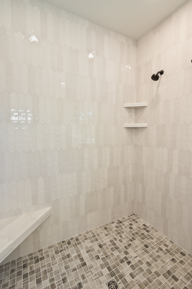 Idee per una stanza da bagno padronale country con piastrelle bianche, piastrelle in gres porcellanato, pavimento con piastrelle in ceramica, pavimento multicolore e panca da doccia