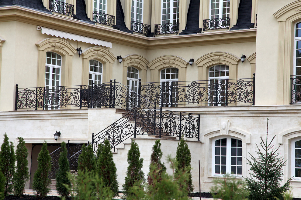 Ограждения на доме в классическом стиле.
