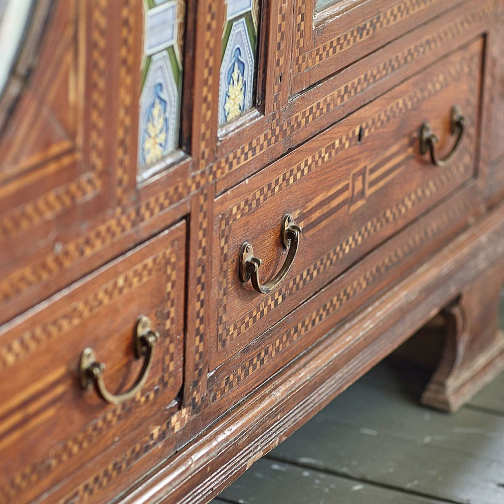 Антикварный буфет из тика с изразцами