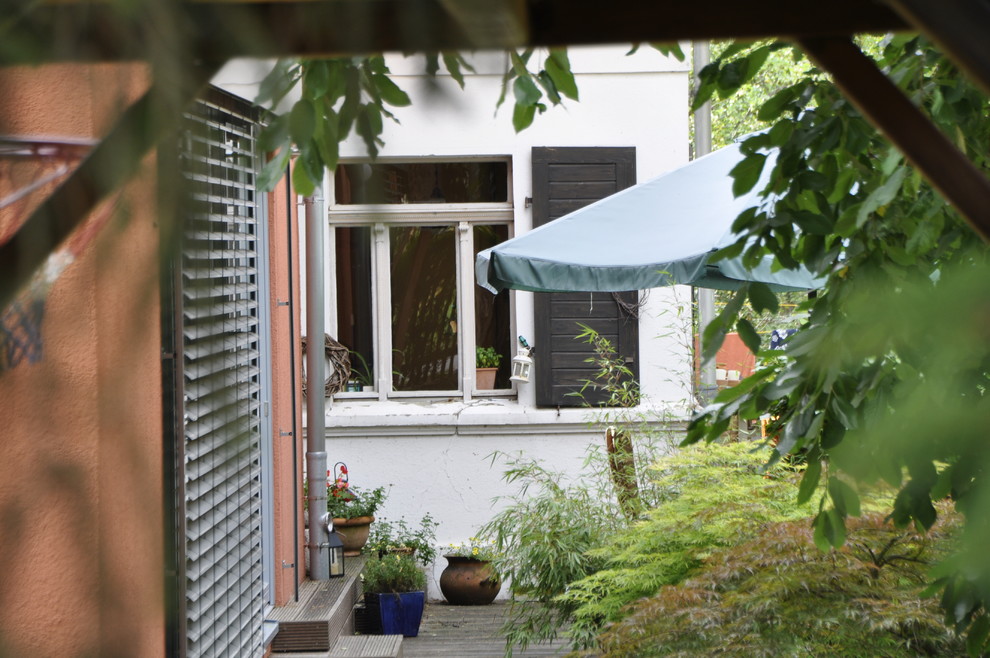 Großes Klassisches Veranda im Vorgarten mit Kübelpflanzen, Dielen und Markisen in Leipzig