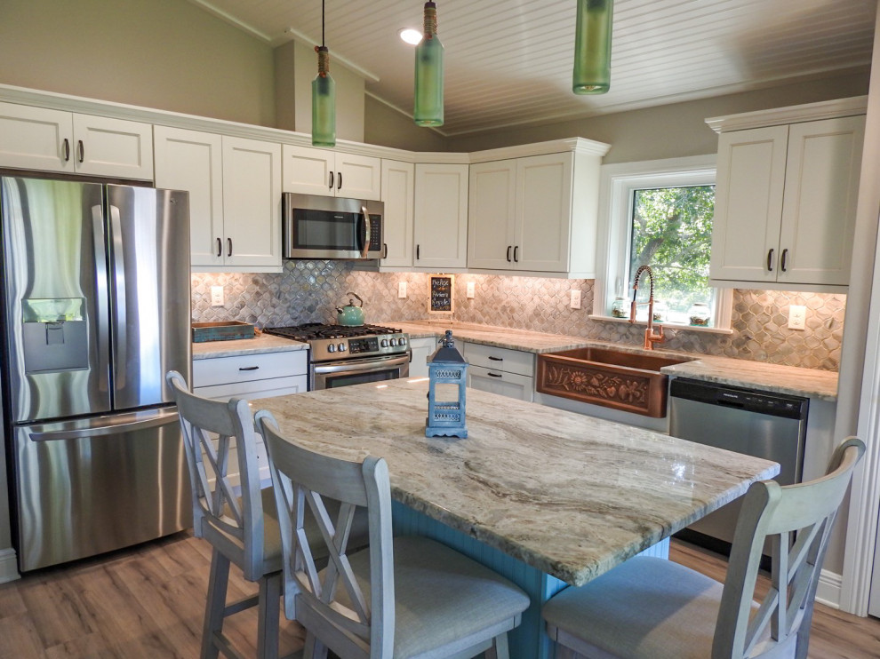 Small traditional l-shaped open plan kitchen in Orlando with a farmhouse sink, shaker cabinets, white cabinets, granite benchtops, grey splashback, mosaic tile splashback, stainless steel appliances, vinyl floors, with island, grey floor and multi-coloured benchtop.
