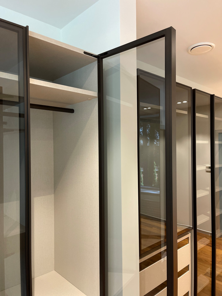 Распашной шкаф с системой RPE raumplus и Гардеробная система UNO raumplus