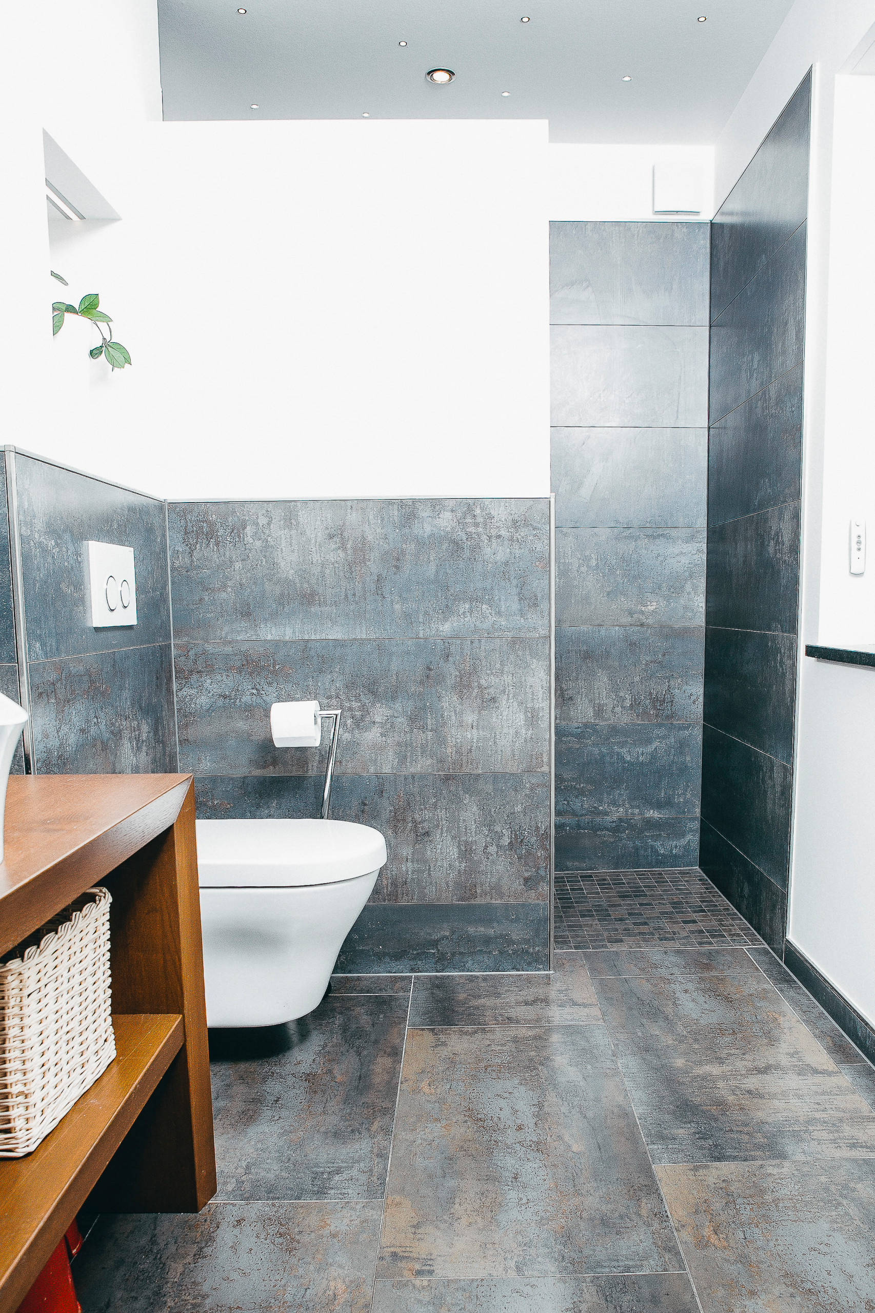 Style-Trick für kleine Bäder: Gleiche Fliesen auf Wand und Boden