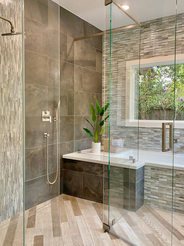 Exempel på ett stort modernt vit vitt en-suite badrum, med släta luckor, skåp i mellenmörkt trä, ett undermonterat badkar, en kantlös dusch, blå kakel, beige väggar, ett undermonterad handfat, bänkskiva i kvarts, flerfärgat golv, dusch med gångjärnsdörr och glaskakel