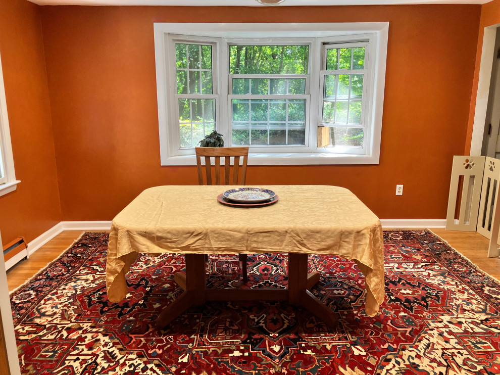 Immagine di una piccola sala da pranzo aperta verso la cucina tradizionale