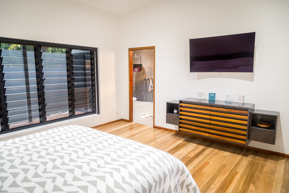 Photo of a contemporary bedroom in Cairns.