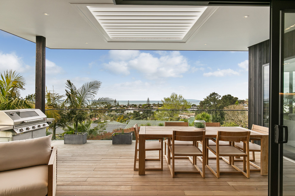 Photo of a contemporary deck in Auckland with a roof extension.
