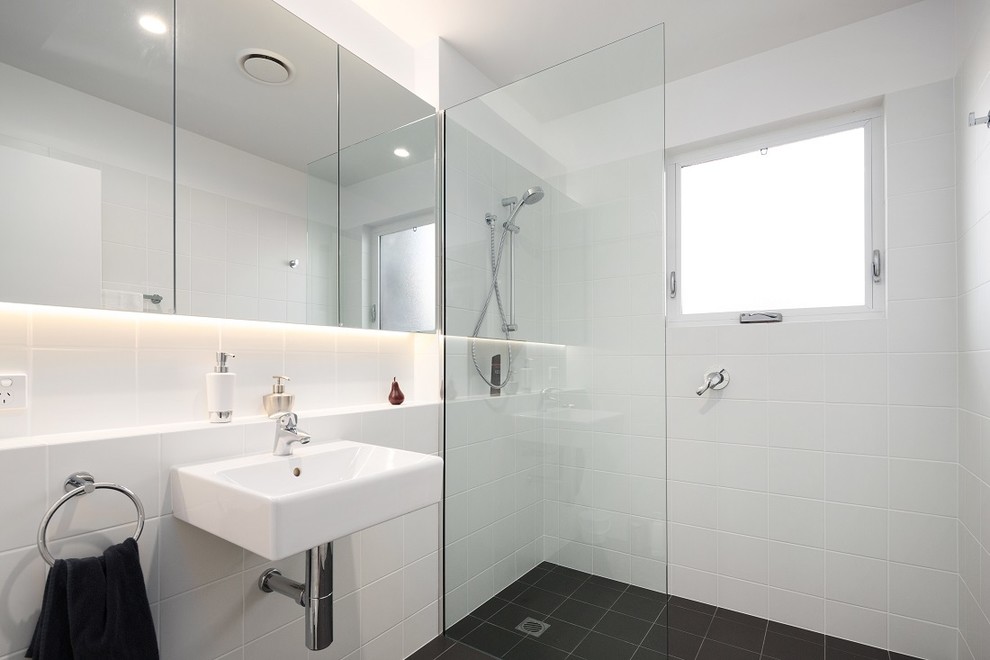 Inspiration for a modern bathroom in Canberra - Queanbeyan.