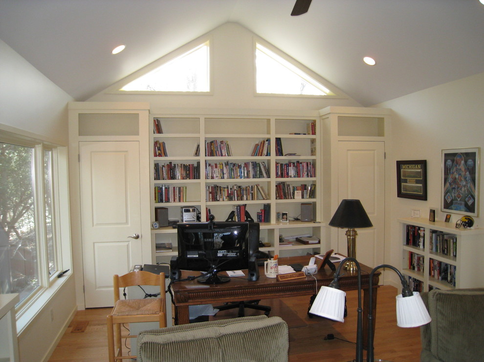 Photo of a mid-sized transitional home office in Detroit.