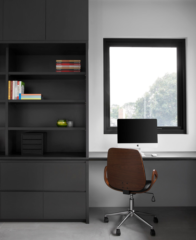 Ejemplo de despacho moderno grande con paredes blancas, suelo de baldosas de porcelana, escritorio empotrado y suelo gris