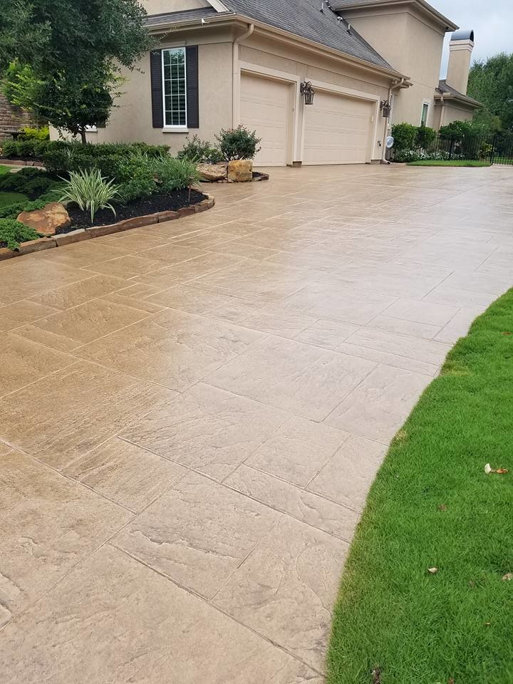 Inspiration for a mid-sized traditional front yard concrete paver driveway in Houston.