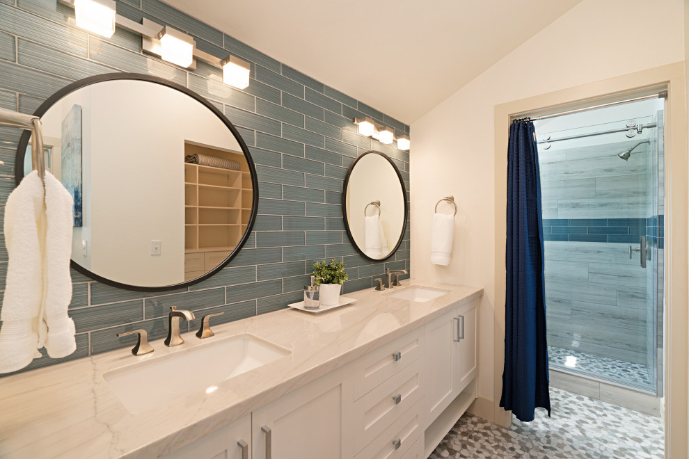 Foto på ett mellanstort maritimt grå en-suite badrum, med skåp i shakerstil, vita skåp, blå kakel, glaskakel, vita väggar, ett undermonterad handfat, bänkskiva i kvartsit och beiget golv