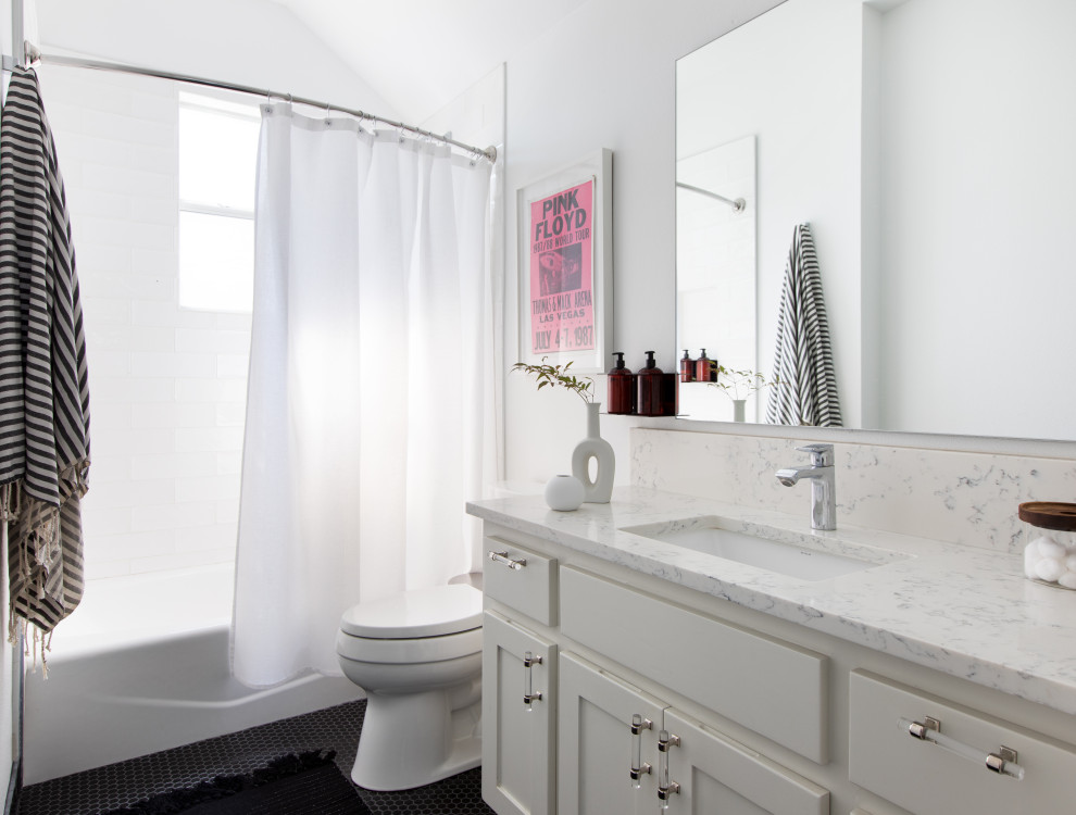 Idéer för ett klassiskt vit badrum med dusch, med skåp i shakerstil, vita skåp, ett badkar i en alkov, en dusch/badkar-kombination, vit kakel, vita väggar, mosaikgolv, ett undermonterad handfat, svart golv och dusch med duschdraperi
