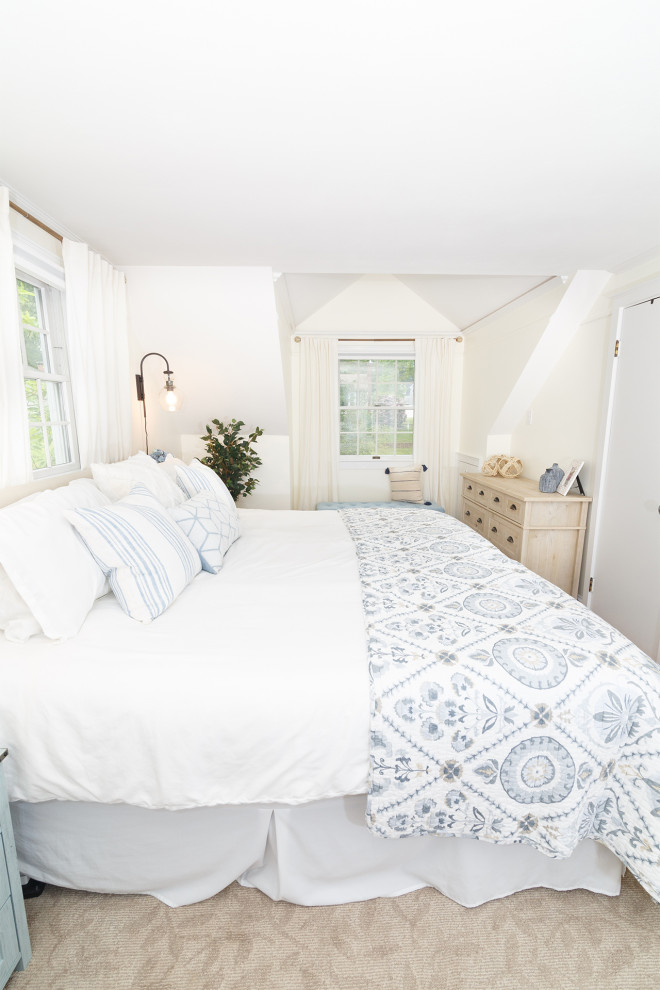 Modelo de dormitorio campestre pequeño con paredes blancas