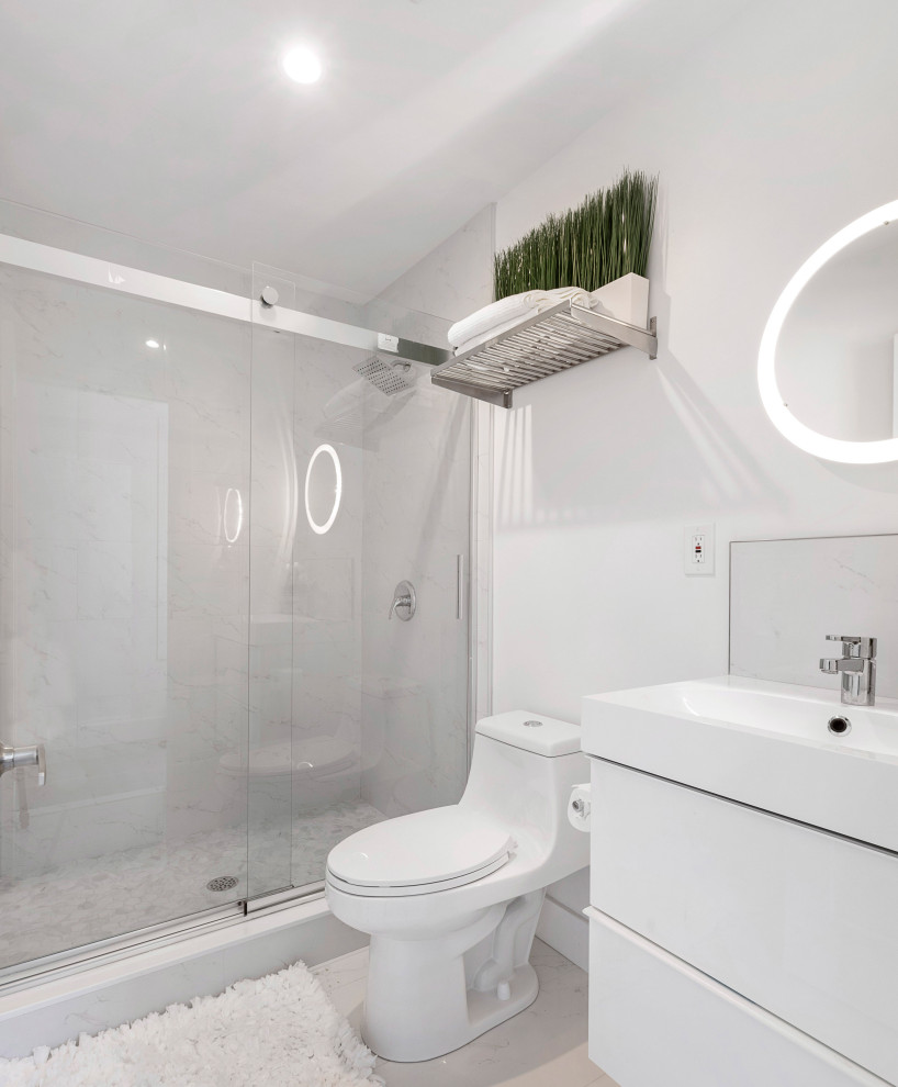 Свежая идея для дизайна: ванная комната среднего размера в стиле модернизм с плоскими фасадами, белыми фасадами, ванной в нише, душем в нише, унитазом-моноблоком, белой плиткой, керамической плиткой, белыми стенами, полом из керамической плитки, накладной раковиной, столешницей из гранита, белым полом, душем с раздвижными дверями, белой столешницей, нишей, встроенной тумбой, потолком из вагонки, панелями на части стены, тумбой под одну раковину и душевой кабиной - отличное фото интерьера