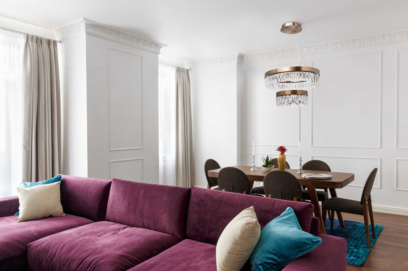 Светлая гостиная с яркими акцентами и шикарной люстрой