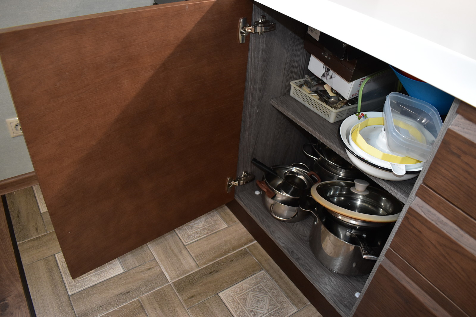 Кухня Пиано с интегрированной ручкой в фасад. Материал шпонированный МДФ