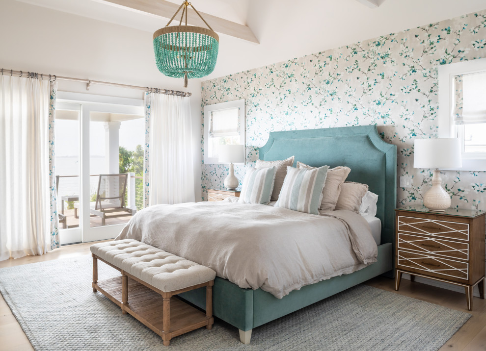 Modelo de dormitorio marinero con paredes multicolor, suelo de madera clara, suelo beige y papel pintado