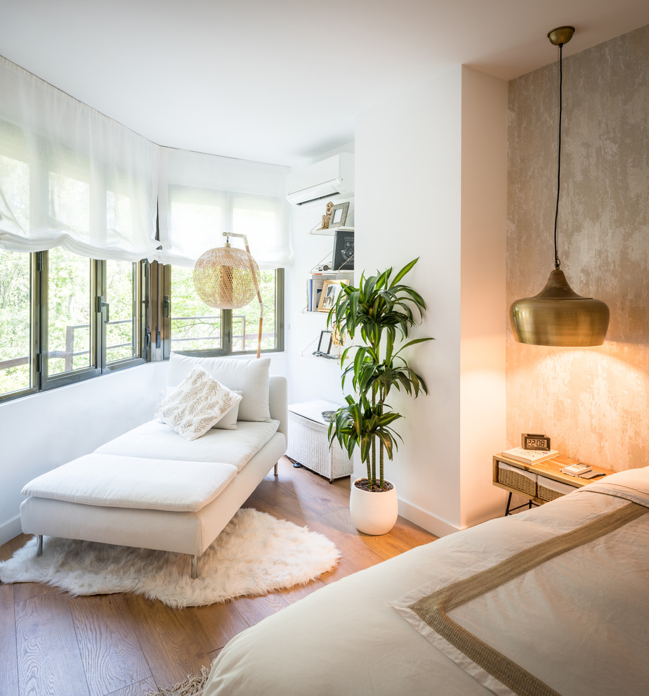 Photo of a contemporary bedroom in Madrid.
