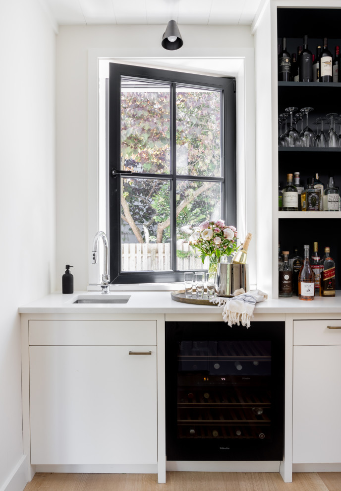 Trendy home bar photo in New York