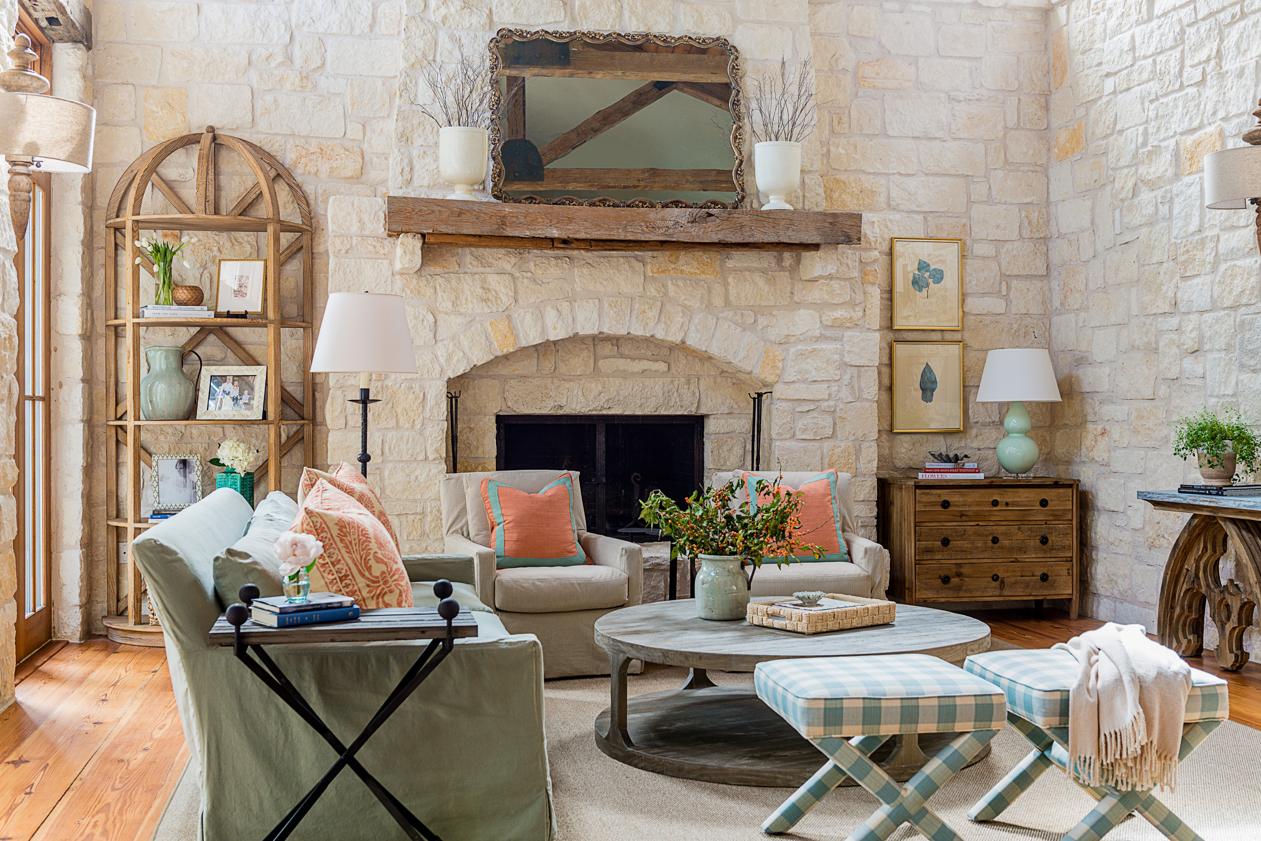 カントリー風のおしゃれなリビングのインテリア画像 75選 - 2025 年 12