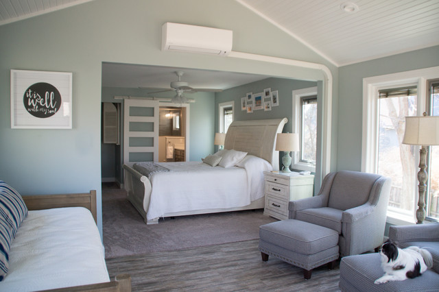 Beach Style Master Suite Addition Maritim Schlafzimmer