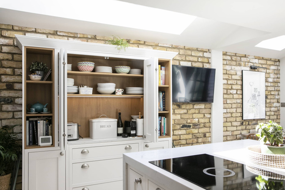 Mittelgroße Moderne Wohnküche in U-Form mit Schrankfronten im Shaker-Stil, weißen Schränken, Quarzwerkstein-Arbeitsplatte und Kücheninsel in London