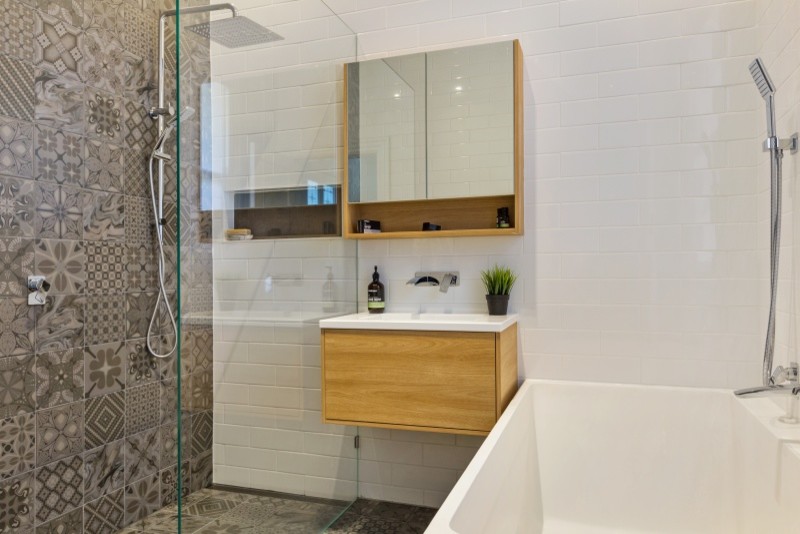 Design ideas for a small contemporary 3/4 bathroom in Melbourne.
