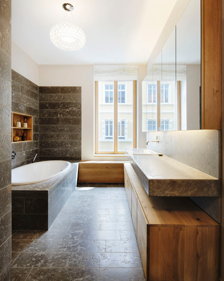 Badezimmer With flächenbündigen Schrankfronten, braunen Schränken, Einbaubadewanne, farbigen Fliesen, weißer Wandfarbe, Einbauwaschbecken and buntem Boden in Frankfurt