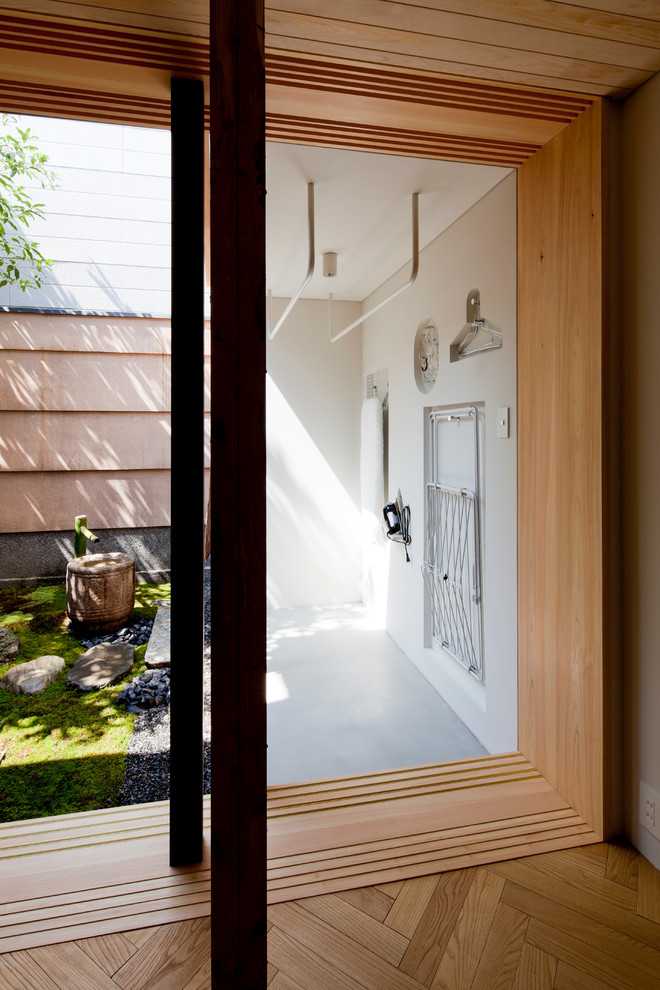 Inspiration for a modern laundry room in Kyoto with white walls.