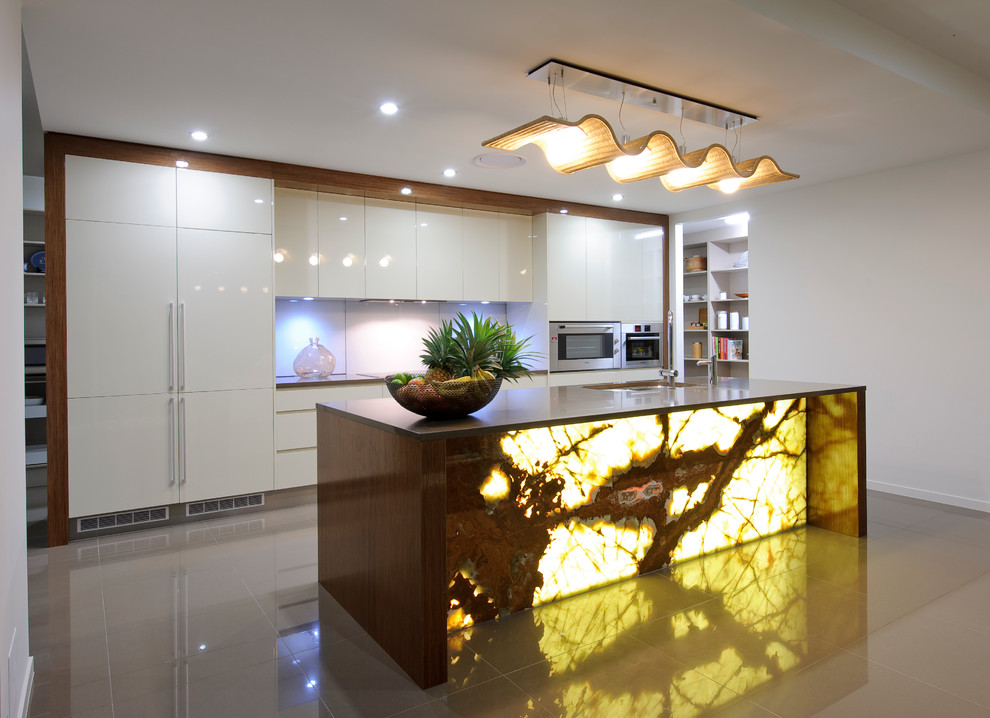 Design ideas for a tropical kitchen in Gold Coast - Tweed.